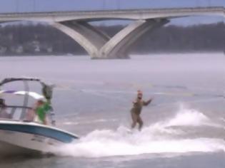 Φωτογραφία για Τρομερό βίντεο: Δείτε τον Άγιο Βασίλη να κάνει θαλάσσιο σκι και να μοιράζει δώρα... [video]