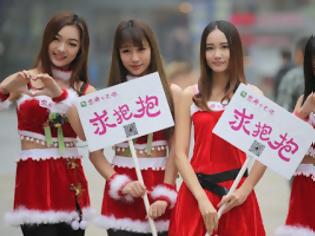 Φωτογραφία για Ποιο είναι το δώρο που δίνουν αυτά τα κορίτσια στους περαστικούς στην Κίνα;