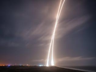 Φωτογραφία για Ο ιδιωτικός πύραυλος της SpaceX έγραψε ιστορία με την κάθετη προσγείωσή του