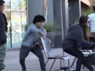 Φωτογραφία για ΤΡΕΛΟ ΓΕΛΙΟ: Tραβούσε τις καρέκλες ανυποψίαστων πολιτών σε καφετέριες και μετά έτρεχε! [video]