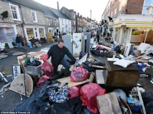 Φωτογραφία για Τραγωδία στη Βρετανία: Οι πλημμύρες έφεραν τεράστιες καταστροφές ενώ τώρα κάνουν επιδρομές οι κλέφτες... [photos]