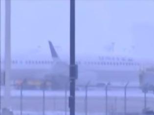Φωτογραφία για Bίντεο: Αεροπλάνο της United γλίστρησε και σταμάτησε εκτός διαδρόμου στο Σικάγο