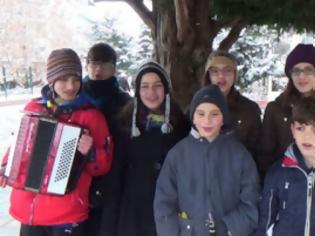 Φωτογραφία για Πρωτοχρονιάτικες μελωδίες απο τα μικρά παιδιά στα Γρεβενά [video]