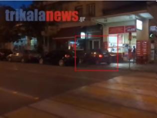 Φωτογραφία για Αυτό το παρκάρισμα, απλά δεν υπάρχει - Δείτε πως πάρκαρε μια γυναίκα οδηγός στα Τρίκαλα [video]