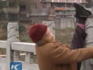 Φωτογραφία για Βίντεο: Σούπερ γιαγιά κάνει σπαγκάτο και κάμψεις στα 90 της!