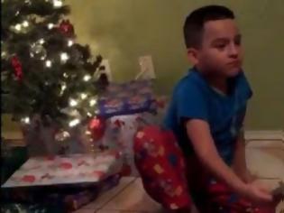 Φωτογραφία για Απίστευτο! Δείτε πώς κάνει αυτό το παιδάκι όταν βλέπει πως ο Άγιος Βασίλης δεν του έφερε το δώρο που ήθελε... [video]