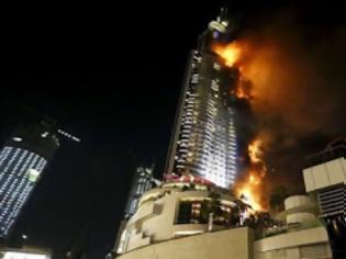 Φωτογραφία για Απίστευτο! Ο ουρανοξύστης στο Ντουμπάι καιγόταν και ένα ζευγάρι από κάτω.... [photo]