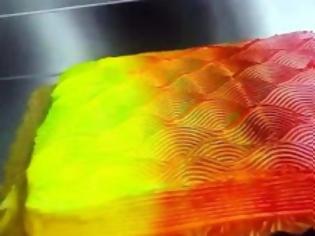 Φωτογραφία για Σίγουρα δεν έχετε ξαναδεί παρόμοιο κέικ που όταν το γυρνάς αλλάζει… χρώματα [video]