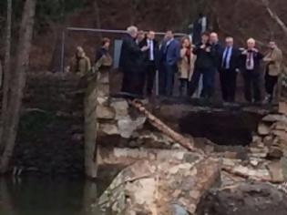 Φωτογραφία για Η απίστευτη γκάφα των Βρετανών Υπουργών. Πήγαν να δουν τους πλημμυροπαθείς αλλά δεν...