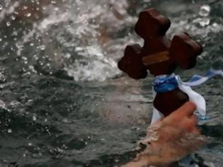 Φωτογραφία για ΔΕΝ ΞΑΝΑΓΙΝΕ: Πλακώθηκαν στο ξύλο μέσα στο νερό…για τον σταυρό! [photos]