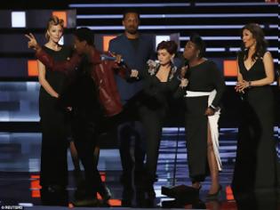 Φωτογραφία για Χαμός στα People's Choice Awards: Ένας άνδρας όρμηξε στη σκηνή και... του έριξαν κλοτσίες για να φύγει.. [photos]
