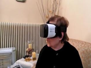 Φωτογραφία για Ογδοντάχρονη βάζει τη μάσκα εικονικής πραγματικότητας του εγγονού της