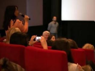 Φωτογραφία για Πάτρα: Συγκλόνισε η δασκάλα από την Αλβανία στην προβολή της ταινίας του Παπακαλιάτη - Εμείς θα βοηθήσουμε την Ελλάδα να γίνει και πάλι δυνατή
