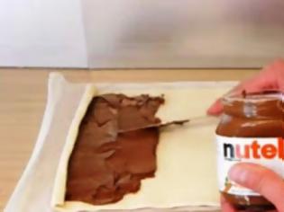 Φωτογραφία για Άπλωσε την Nutella πάνω στο φύλλο και δημιούργησε το πιο γρήγορο και νόστιμο επιδόρπιο... [video]