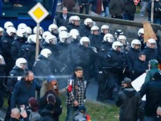 Φωτογραφία για Συμπλοκές στην Κολωνία - Ακροδεξιοί πέταξαν μπουκάλια μπίρας και καπνογόνα στους αστυνομικούς [photos]