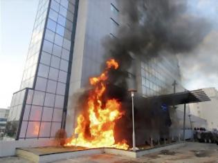 Φωτογραφία για Μολότοφ και φωτιές στο κτήριο της κυβέρνησης στο Κόσοβο