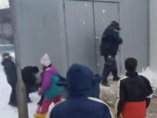 Φωτογραφία για Αστυνομικοί παίζουν χιονοπόλεμο με προσφυγόπουλα! - Βίντεο