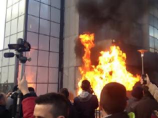 Φωτογραφία για Κόσοβο: Μολότοφ και φωτιές έξω από το κτίριο της κυβέρνησης