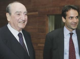 Φωτογραφία για Η συνάντηση του Κωνσταντίνου Μητσοτάκη με τον Κυριάκο: Άντε και πρωθυπουργός του ευχήθηκε [photo]