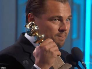 Φωτογραφία για Και ναι, πάει για τα Όσκαρ τώρα! Δείτε τη συγκινητική στιγμή που ο Leonardo Di Caprio παίρνει τη Χρυσή Σφαίρα... [photos]