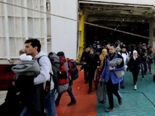 Φωτογραφία για Χωρίς τέλος οι αφίξεις μεταναστών στον Πειραιά: Άλλοι 1.700 έφτασαν τη Δευτέρα