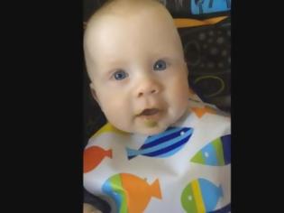 Φωτογραφία για Το μωράκι που συγκίνησε το ίντερνετ - Μαγεύεται από τη φωνή της μαμάς του