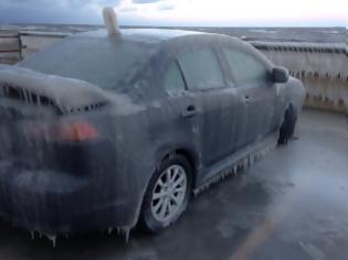 Φωτογραφία για Αυτοκίνητο μετατράπηκε σε… γλυπτό από πάγο