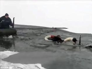 Φωτογραφία για Δραματική επιχείρηση διάσωσης: Έσπασε ο πάγος και βρέθηκαν στην παγωμένη λίμνη