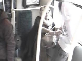 Φωτογραφία για Απίστευτο περιστατικό σε λεωφορείο στο Λονδίνο: Γυναίκα μαχαιρώνει νεαρό μπροστά στα έκπληκτα μάτια όλων... [photos]