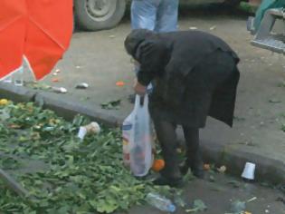 Φωτογραφία για Εικόνες ντροπής στις λαϊκές αγορές – Πατρινοί γεμίζουν τις σακούλες τους με πεταμένα προϊόντα