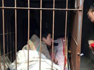 Φωτογραφία για Κίνα: Πατέρας κρατάει φυλακισμένο τον σχιζοφρενή γιο του σε κλουβί [photos]