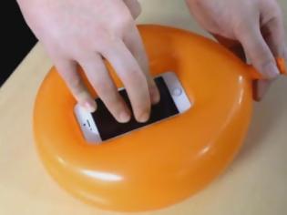 Φωτογραφία για Πώς να φτιάξετε μια θήκη για το κινητό σας σε δευτερόλεπτα μόνο με ένα... μπαλόνι