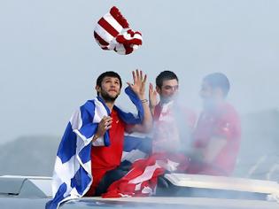 Φωτογραφία για ΣΤΕΛΝΟΥΝ ΤΟ ΣΥΜΒΟΛΑΙΟ ΤΟΥ ΠΑΠΑΝΙΚΟΛΑΟΥ ΣΤΗΝ... ΜΠΑΡΤΣΕΛΟΝΑ! ΤΙ ΛΕΝΕ ΟΙ ΙΣΠΑΝΟΙ...