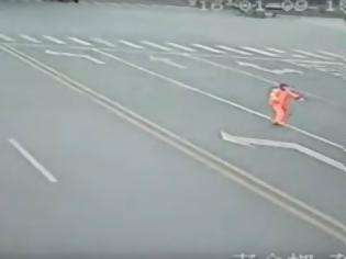 Φωτογραφία για Απίστευτο βίντεο: Τον χτύπησε φορτηγό και... έζησε! [video]