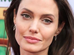 Φωτογραφία για Παγκόσμια ανησυχία για την Angelina Jolie: Σοκάρει η νέα αποστεωμένη εμφάνισή της! [photos]
