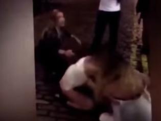 Φωτογραφία για Απίστευτο: Έφηβες ξεμαλλιάστηκαν ημίγυμνες έξω από το κεμπαπτζίδικο... ΚΑΝΕΝΑ ΕΛΕΟΣ [video]