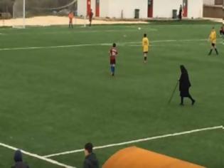 Φωτογραφία για Το βίντεο που κάνει το γύρο του κόσμου: Η Ελληνίδα γιαγιά μπαίνει στο γήπεδο και σταματάει τον αγώνα για να... [video]