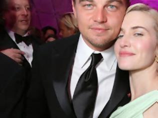 Φωτογραφία για Η Kate Winslet δίνει... το Όσκαρ στον Di Caprio