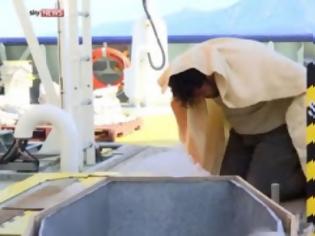 Φωτογραφία για Συγκλονιστικό βίντεο: Έλληνες λιμενικοί βάζουν τον Τούρκο διακινητή να δει τα πτώματα των παιδιών που πνίγηκαν στο ναυάγιο στο Αιγαίο... [video]