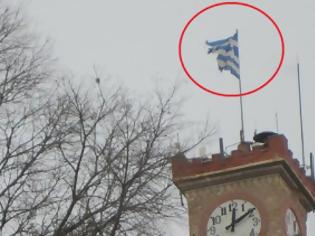 Φωτογραφία για Κομμένη η ελληνική σημαία στο ρολόι των Τρικάλων... [photo]