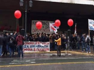 Φωτογραφία για ΤΩΡΑ: Έξω από το Υπουργείο Εργασίας και οι φοιτητές...