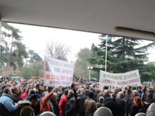 Φωτογραφία για Εγκλώβησαν τον Υπ. Αγροτικής Ανάπτυξης στο κτίριο της Περιφέρειας στην Κομοτηνή