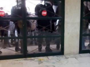 Φωτογραφία για Οι απόκριες ήρθαν πρόωρα στην Κομοτηνή - Έντυσαν τον υπουργό αστυνομικό για να τον φυγαδεύσουν!