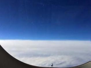 Φωτογραφία για Γιατί υπάρχει αυτή η μικρή τρύπα στα παράθυρα των αεροπλάνων;