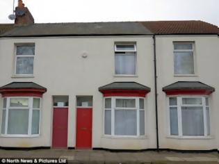 Φωτογραφία για Γιατί βάφουν τις πόρτες κόκκινες στη Βρετανία;