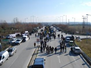 Φωτογραφία για Έκλεισε η Εγνατία Οδός στο ύψος της Χρυσούπολης - Στο πόδι οι αγρότες