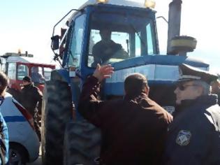 Φωτογραφία για Φθιώτιδα: Οι αγρότες έκλεισαν την εθνική οδό και ενισχύουν τα μπλόκα τους [photos+video]
