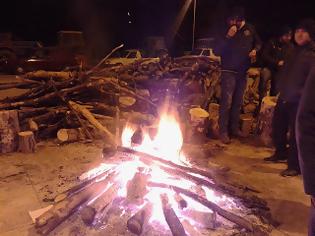 Φωτογραφία για Παρέμειναν το βράδυ στους δρόμους οι αγρότες της Θράκης - Μπλόκο γίγας στον Έβρ