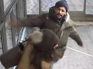 Φωτογραφία για Απίστευτο περιστατικό σε μετρό: Κλέφτης χτυπάει γυναίκα γιατί προσπάθησε να τον σταματήσει... [video]