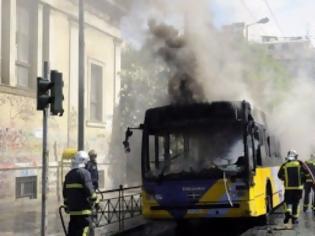 Φωτογραφία για Κουκουλοφόροι έκαψαν τρόλεϊ στα Εξάρχεια...